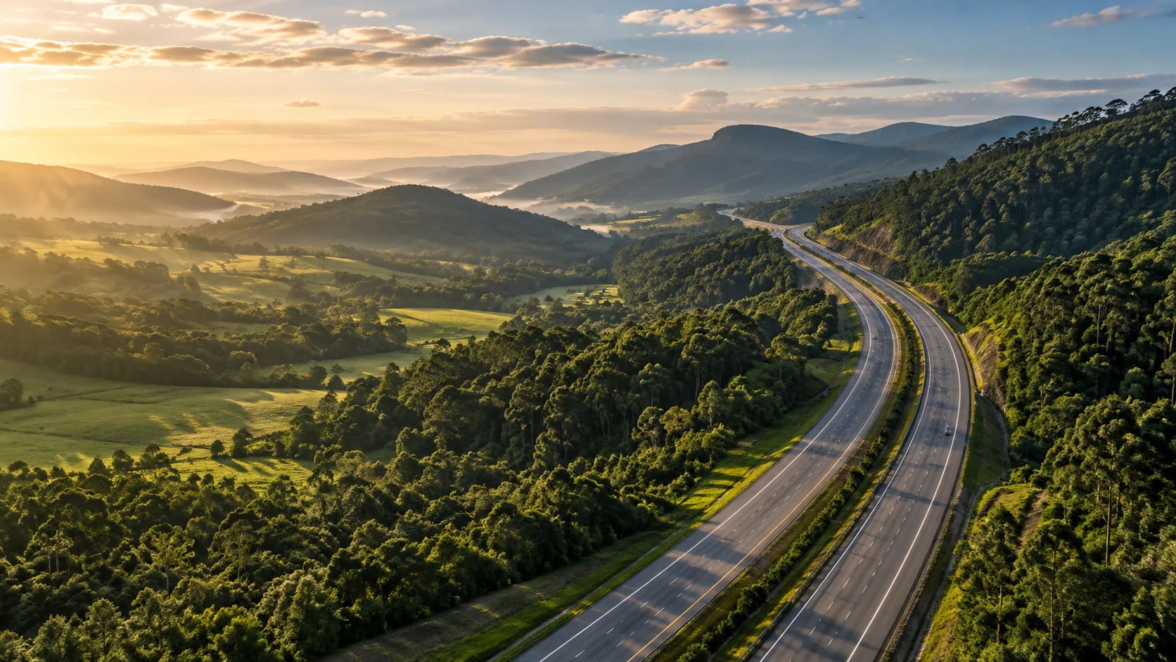 Rodovia cruzando uma região verde do Brasil