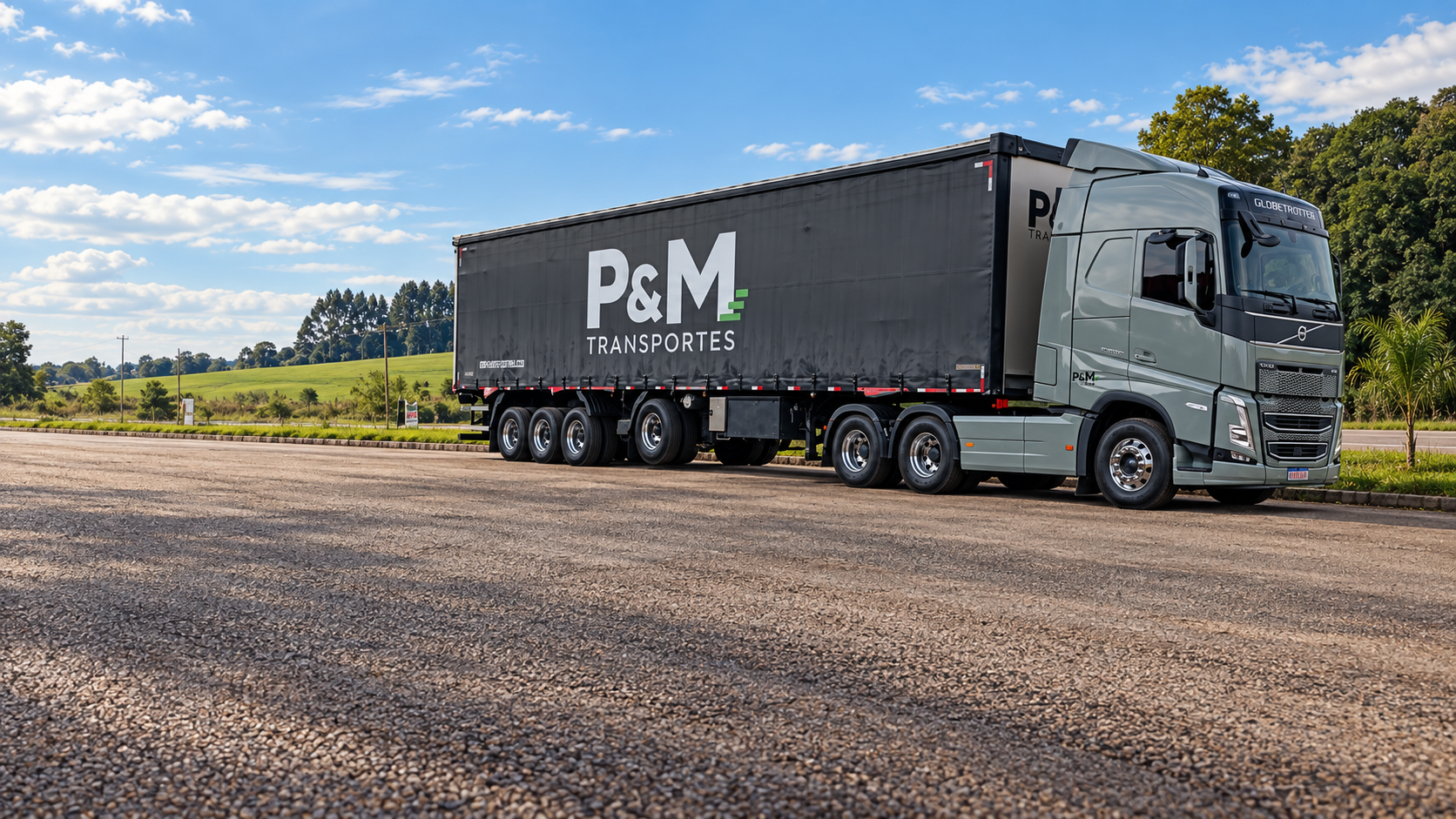 Caminhão cinza da P&M Transportes em uma rodovia