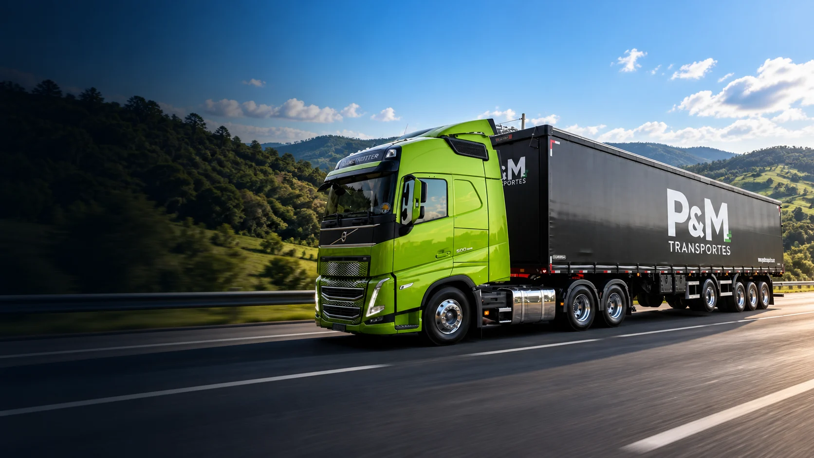 Caminhão verde da P&M Transportes em uma rodovia