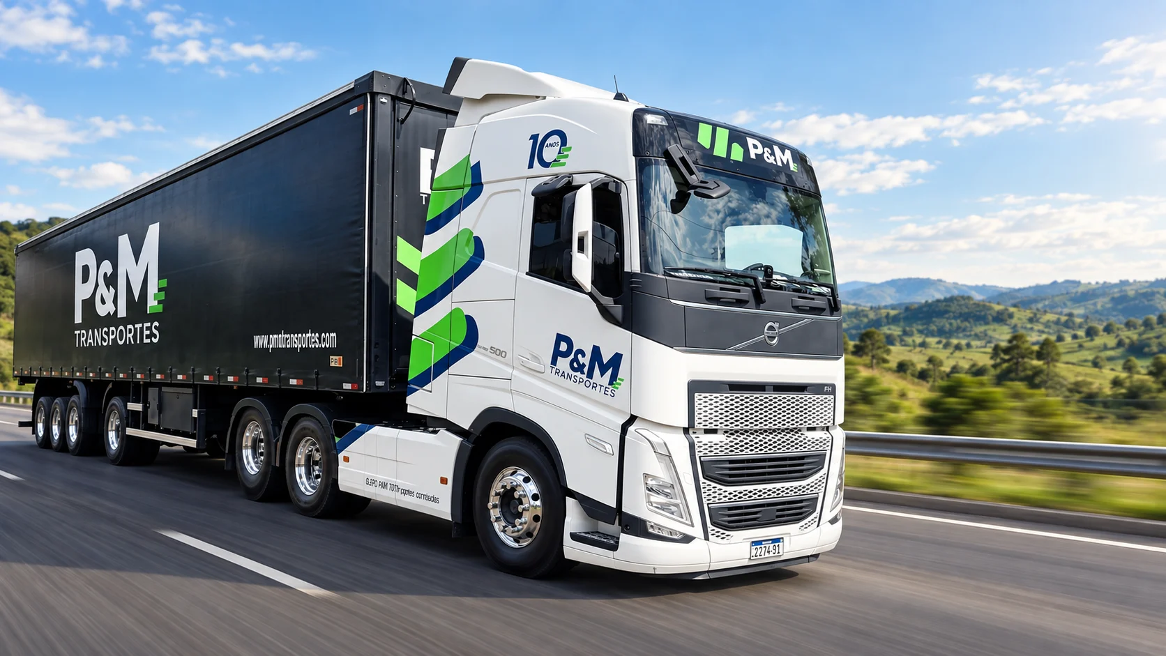 Caminhão branco da P&M Transportes em uma rodovia